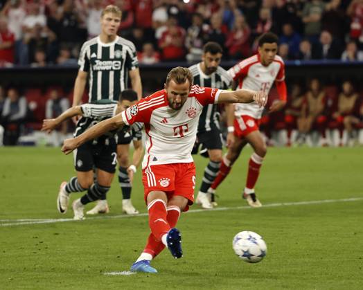 20.09.2022, CL., Champions League, FC Bayern Muenchen vs Manchester United, ManU Allianz Arena Muenchen, Fussball, im Bild: Sergio Reguilon (Manchester United) ,Rasmus Hoejlund (Manchester United), Bruno Fernandes (Manchester United) und Jamal Musiala (FC Bayern Muenchen) schauen Harry Kane (FC Bayern Muenchen) beim verwandelte Elfmeter