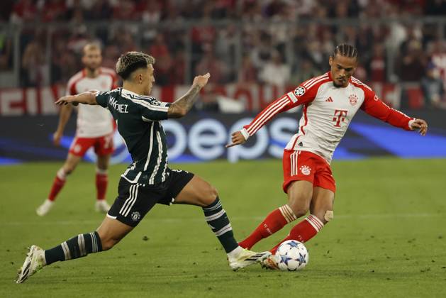 20.09.2022, CL., Champions League, FC Bayern Muenchen vs Manchester United, ManU Allianz Arena Muenchen, Fussball, im Bild: Lisandro Martinez (Manchester United) vs Leroy Sane (FC Bayern Muenchen)