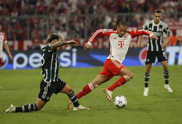 20.09.2022, CL., Champions League, FC Bayern Muenchen vs Manchester United, ManU Allianz Arena Muenchen, Fussball, im Bild: Lisandro Martinez (Manchester United) vs Leroy Sane (FC Bayern Muenchen)