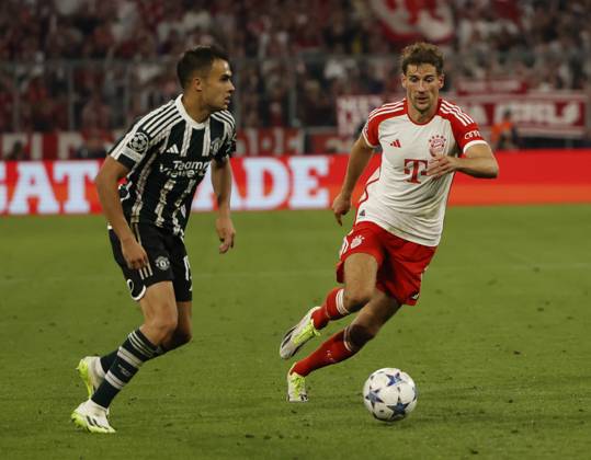 20.09.2022, CL., Champions League, FC Bayern Muenchen vs Manchester United, ManU Allianz Arena Muenchen, Fussball, im Bild: Sergio Reguilon (Manchester United) vs Leon Goretzka (FC Bayern Muenchen)
