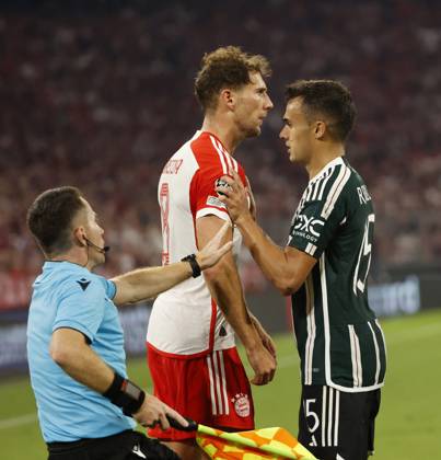 20.09.2022, CL., Champions League, FC Bayern Muenchen vs Manchester United, ManU Allianz Arena Muenchen, Fussball, im Bild: Rauferei zwischen Leon Goretzka (FC Bayern Muenchen) und Lisandro Martinez (Manchester United) Linienrichter kommt und trennt die beiden