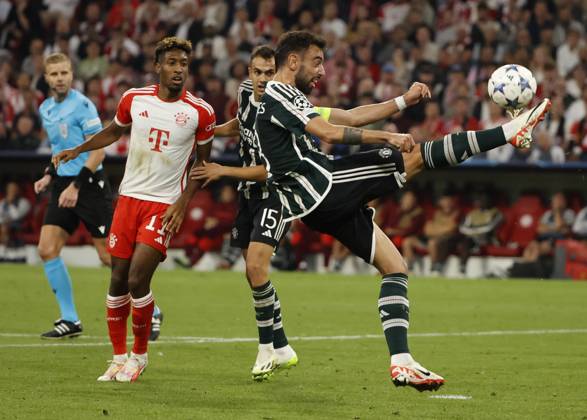 20.09.2022, CL., Champions League, FC Bayern Muenchen vs Manchester United, ManU Allianz Arena Muenchen, Fussball, im Bild: Kingsley Coman (FC Bayern Muenchen), Sergio Reguilon (Manchester United) , Bruno Fernandes (Manchester United)