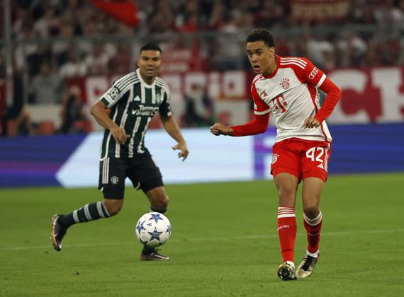 20.09.2022, CL., Champions League, FC Bayern Muenchen vs Manchester United, ManU Allianz Arena Muenchen, Fussball, im Bild: Casemiro (Manchester United) vs Jamal Musiala (FC Bayern Muenchen)
