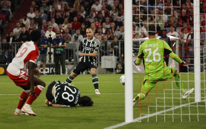 20.09.2022, CL., Champions League, FC Bayern Muenchen vs Manchester United, ManU Allianz Arena Muenchen, Fussball, im Bild: Alphons Davies (FC Bayern Muenchen), Facundo Pellistri (Manchester United) am Boden und Christian Eriksen (Manchester United) scheitert an Sven Ulreich (FC Bayern Muenchen)