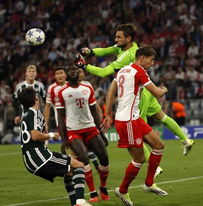20.09.2022, CL., Champions League, FC Bayern Muenchen vs Manchester United, ManU Allianz Arena Muenchen, Fussball, im Bild: Facundo Pellistri (Manchester United), Rasmus Hoejlund (Manchester United), Min-Jae Kim (FC Bayern Muenchen), Dayot Upamecano (FC Bayern Muenchen), Sven Ulreich (FC Bayern Muenchen) und Leon Goretzka (FC Bayern Muenchen)