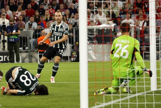 20.09.2022, CL., Champions League, FC Bayern Muenchen vs Manchester United, ManU Allianz Arena Muenchen, Fussball, im Bild: Facundo Pellistri (Manchester United) am Boden und Christian Eriksen (Manchester United) scheitert an Sven Ulreich (FC Bayern Muenchen)