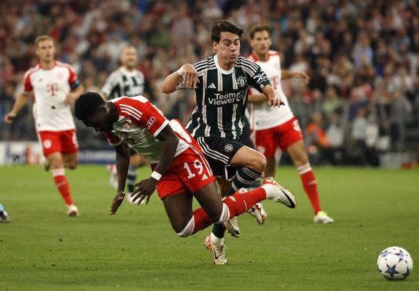 20.09.2022, CL., Champions League, FC Bayern Muenchen vs Manchester United, ManU Allianz Arena Muenchen, Fussball, im Bild: Alphons Davies (FC Bayern Muenchen) von Facundo Pellistri (Manchester United) gefault