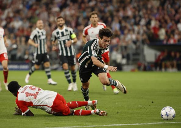 20.09.2022, CL., Champions League, FC Bayern Muenchen vs Manchester United, ManU Allianz Arena Muenchen, Fussball, im Bild: Alphons Davies (FC Bayern Muenchen) von Facundo Pellistri (Manchester United) gefault