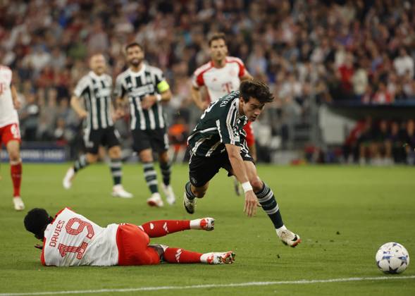 20.09.2022, CL., Champions League, FC Bayern Muenchen vs Manchester United, ManU Allianz Arena Muenchen, Fussball, im Bild: Alphons Davies (FC Bayern Muenchen) von Facundo Pellistri (Manchester United) gefault
