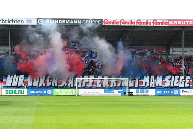 2. Bundesliga - Holstein Kiel - Hertha BSC Berlin am 24.09.2023 im Holstein-Stadion in Kiel Kieler Fans zünden Rauch zu Spielbeginn.