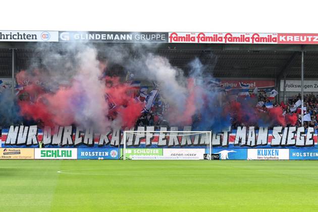 2. Bundesliga - Holstein Kiel - Hertha BSC Berlin am 24.09.2023 im Holstein-Stadion in Kiel Kieler Fans zünden Rauch zu Spielbeginn.