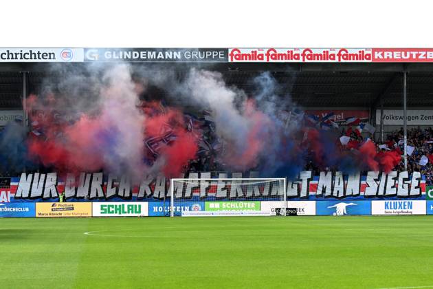 2. Bundesliga - Holstein Kiel - Hertha BSC Berlin am 24.09.2023 im Holstein-Stadion in Kiel Kieler Fans zünden Rauch zu Spielbeginn.