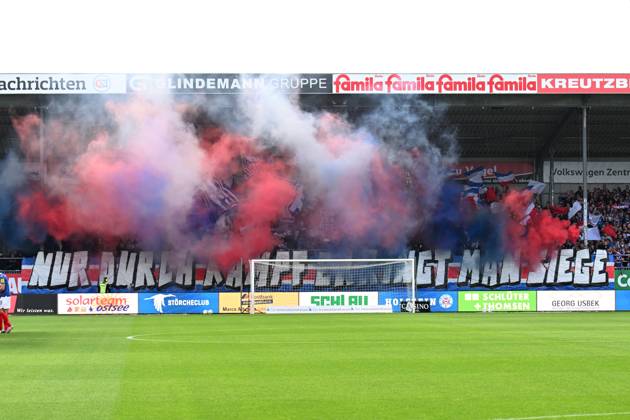 2. Bundesliga - Holstein Kiel - Hertha BSC Berlin am 24.09.2023 im Holstein-Stadion in Kiel Kieler Fans zünden Rauch zu Spielbeginn.