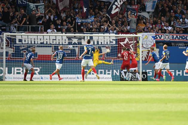2. Bundesliga - Holstein Kiel - Hertha BSC Berlin am 24.09.2023 im Holstein-Stadion in Kiel Tor zum 0:1. Torschuetze Torschütze Smail Prevljak (Hertha BSC Berlin) mit dem Treffer zum 0:1.