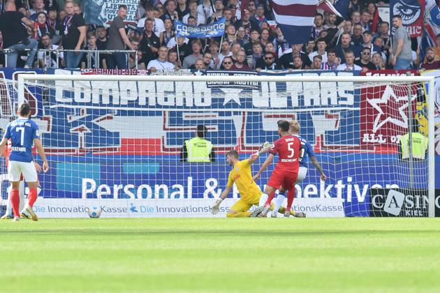 2. Bundesliga - Holstein Kiel - Hertha BSC Berlin am 24.09.2023 im Holstein-Stadion in Kiel Tor zum 0:2. Torschuetze Torschütze Andreas Bouchalakis (Hertha BSC Berlin) mit dem Treffer zum 0:2.