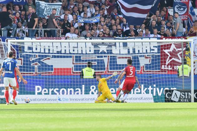 2. Bundesliga - Holstein Kiel - Hertha BSC Berlin am 24.09.2023 im Holstein-Stadion in Kiel Tor zum 0:2. Torschuetze Torschütze Andreas Bouchalakis (Hertha BSC Berlin) mit dem Treffer zum 0:2.