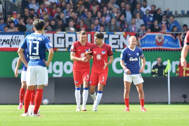 2. Bundesliga - Holstein Kiel - Hertha BSC Berlin am 24.09.2023 im Holstein-Stadion in Kiel Jubel, Torjubel, Torschuetze, Torschütze Andreas Bouchalakis (Hertha BSC Berlin) jubelt nach seinem Tor zum 0:2 mit Smail Prevljak (Hertha BSC Berlin).