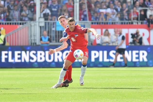 2. Bundesliga - Holstein Kiel - Hertha BSC Berlin am 24.09.2023 im Holstein-Stadion in Kiel Marko Ivezic (Kiel) im Zweikampf gegen Smail Prevljak (Hertha BSC Berlin).