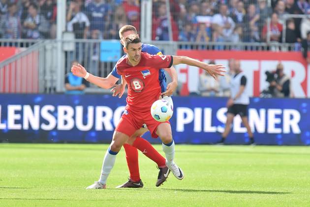 2. Bundesliga - Holstein Kiel - Hertha BSC Berlin am 24.09.2023 im Holstein-Stadion in Kiel Marko Ivezic (Kiel) im Zweikampf gegen Smail Prevljak (Hertha BSC Berlin).