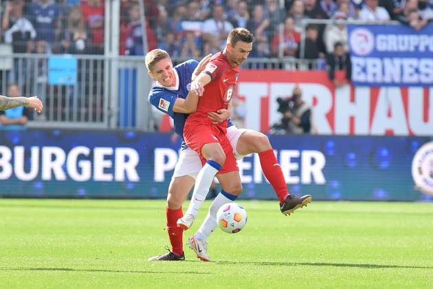 2. Bundesliga - Holstein Kiel - Hertha BSC Berlin am 24.09.2023 im Holstein-Stadion in Kiel Marko Ivezic (Kiel) im Zweikampf gegen Smail Prevljak (Hertha BSC Berlin).