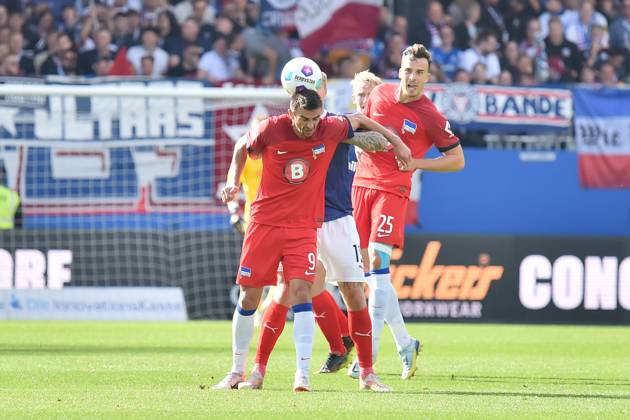 2. Bundesliga - Holstein Kiel - Hertha BSC Berlin am 24.09.2023 im Holstein-Stadion in Kiel Marvin Schulz (Kiel) im Zweikampf gegen Smail Prevljak (Hertha BSC Berlin).