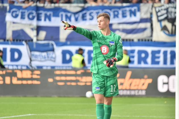 2. Bundesliga - Holstein Kiel - Hertha BSC Berlin am 24.09.2023 im Holstein-Stadion in Kiel Torwart Tjark Ernst (Hertha BSC Berlin) gibt lautstark Anweisungen
