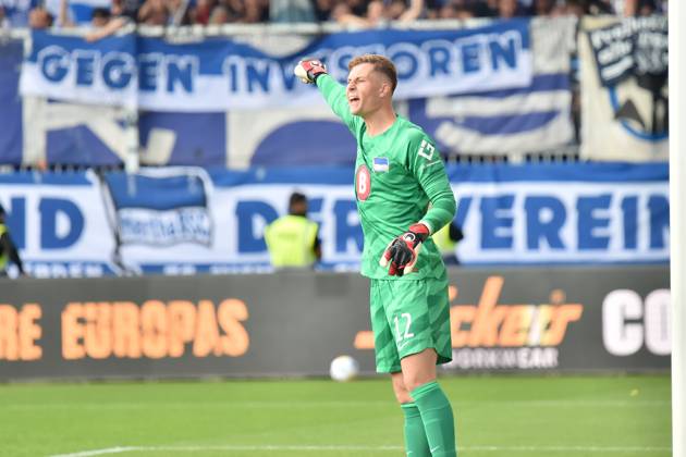 2. Bundesliga - Holstein Kiel - Hertha BSC Berlin am 24.09.2023 im Holstein-Stadion in Kiel Torwart Tjark Ernst (Hertha BSC Berlin) gibt lautstark Anweisungen
