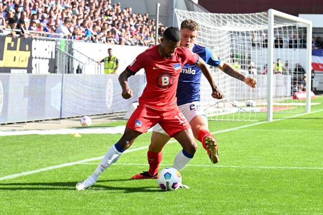 2. Bundesliga - Holstein Kiel - Hertha BSC Berlin am 24.09.2023 im Holstein-Stadion in Kiel Jeremy Dudziak (Hertha BSC Berlin) im Zweikampf gegen Nicolai Remberg (Kiel)