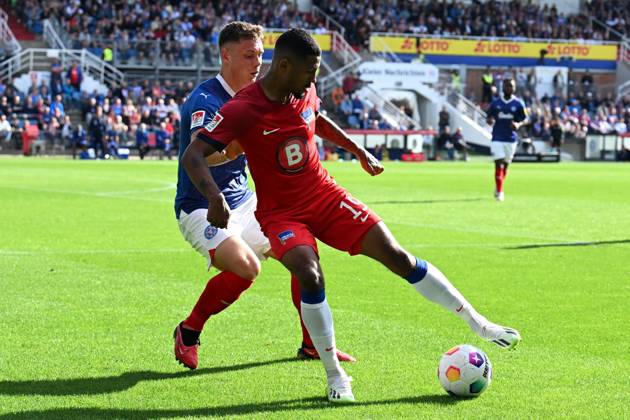 2. Bundesliga - Holstein Kiel - Hertha BSC Berlin am 24.09.2023 im Holstein-Stadion in Kiel Jeremy Dudziak (Hertha BSC Berlin) im Zweikampf gegen Nicolai Remberg (Kiel)