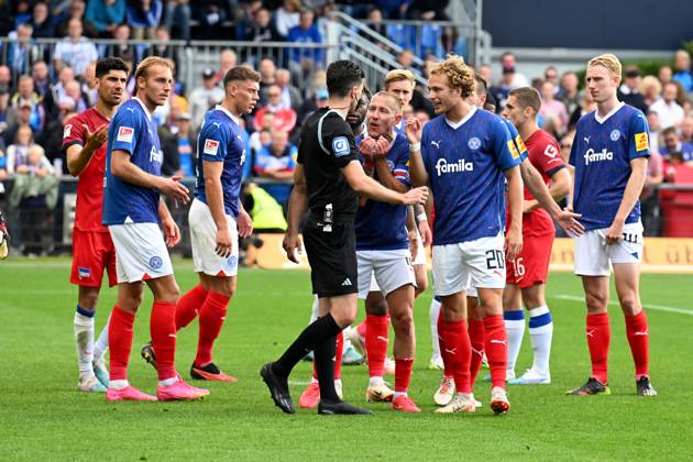 2. Bundesliga - Holstein Kiel - Hertha BSC Berlin am 24.09.2023 im Holstein-Stadion in Kiel Lewis Holtby (Kiel) und Jann-Fiete Arp (Kiel) diskutieren mit Schiedsrichter Florian Badstübner Badstuebner