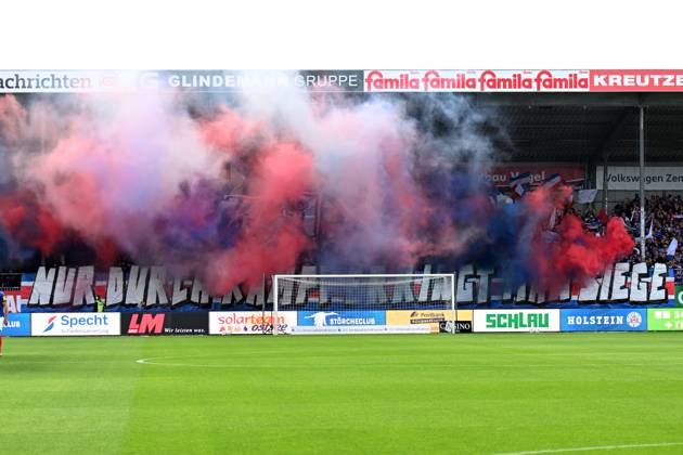 2. Bundesliga - Holstein Kiel - Hertha BSC Berlin am 24.09.2023 im Holstein-Stadion in Kiel Kieler Fans zünden Rauch zu Spielbeginn.