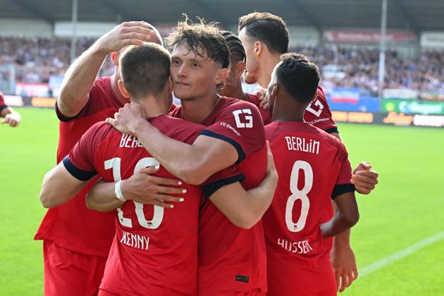 2. Bundesliga - Holstein Kiel - Hertha BSC Berlin am 24.09.2023 im Holstein-Stadion in Kiel Jubel, Torjubel, Torschuetze, Torschütze Fabian Reese (Hertha BSC Berlin) jubelt nach seinem Tor zum 2:3 mit Jonjoe Kenny (Hertha BSC Berlin).