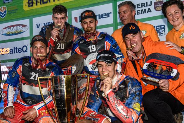 Federation Internationale de Motocyclisme Long Track Of Nations The victorious Netherlands Team: Clockwise from Top:Mika Meijer (28), Romano Hummel (190, Dutch Team Manager Patrick Roth, Dave Meijerink, (20), Jannick de Jong (21) during the FIM Long Track Of Nations event at the Speed Centre Roden on Sunday 24th September 2023. Roden Netherlands  Copyright: xMIxNewsx originalFilename:fletcher-fdration230924_npcU6.jpg