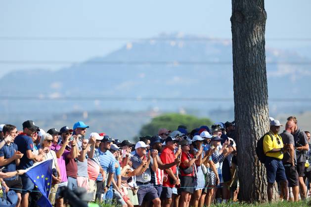 Rome, Italy 29.09.2023: Spectators follow Foursomes Session at RYDER CUP 2023 at Marco Simone Golf & Country Club di Guidonia Montecelio, Roma Copyright: xMarcoxIacobucci IPAxSportx xipa-x xx IPA_40650478 IPA_IPA40650478