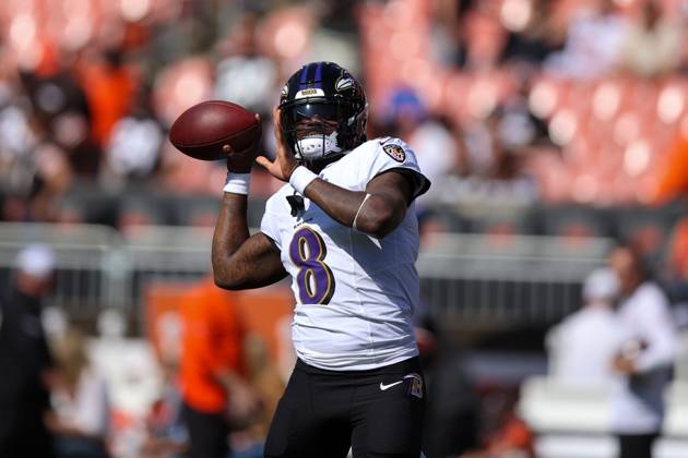 CLEVELAND, OH - OCTOBER 01: Baltimore Ravens quarterback Lamar Jackson (8) warms up prior to the National Football League game between the Baltimore Ravens and Cleveland Browns on October 1, 2023, at Cleveland Browns Stadium in Cleveland, OH. (Photo by Frank Jansky Icon Sportswire) NFL, American Football Herren, USA OCT 01 Ravens at Browns EDITORIAL USE ONLY Icon231001007