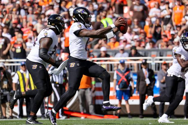 CLEVELAND, OH - OCTOBER 01: Baltimore Ravens quarterback Lamar Jackson (8) runs for a 10-yard touchdown during the first quarter of the National Football League game between the Baltimore Ravens and Cleveland Browns on October 1, 2023, at Cleveland Browns Stadium in Cleveland, OH. (Photo by Frank Jansky Icon Sportswire) NFL, American Football Herren, USA OCT 01 Ravens at Browns EDITORIAL USE ONLY Icon231001009