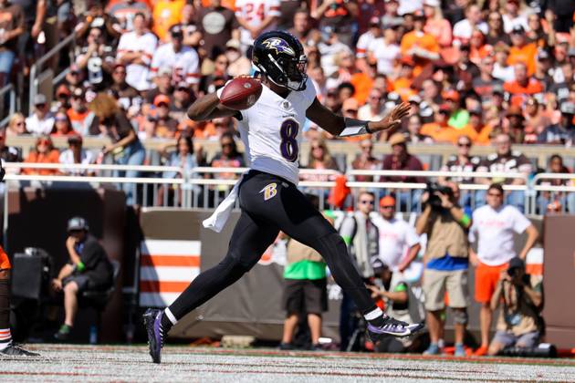 CLEVELAND, OH - OCTOBER 01: Baltimore Ravens quarterback Lamar Jackson (8) celebrates after scoring on a 10-yard touchdown during the first quarter of the National Football League game between the Baltimore Ravens and Cleveland Browns on October 1, 2023, at Cleveland Browns Stadium in Cleveland, OH. (Photo by Frank Jansky Icon Sportswire) NFL, American Football Herren, USA OCT 01 Ravens at Browns EDITORIAL USE ONLY Icon231001010