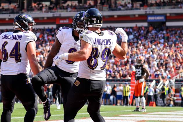 CLEVELAND, OH - OCTOBER 01: Baltimore Ravens quarterback Lamar Jackson (8) and Baltimore Ravens tight end Mark Andrews (89) celebrate after Andrews made a 7-yard touchdown catch during the second quarter of the National Football League game between the Baltimore Ravens and Cleveland Browns on October 1, 2023, at Cleveland Browns Stadium in Cleveland, OH. (Photo by Frank Jansky Icon Sportswire) NFL, American Football Herren, USA OCT 01 Ravens at Browns EDITORIAL USE ONLY Icon231001014