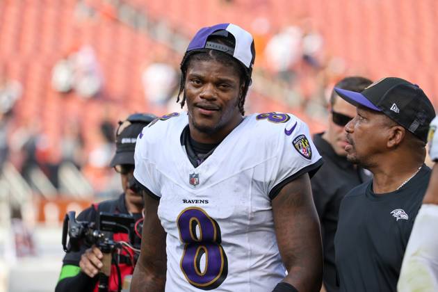 CLEVELAND, OH - OCTOBER 01: Baltimore Ravens quarterback Lamar Jackson (8) leaves the field following the National Football League game between the Baltimore Ravens and Cleveland Browns on October 1, 2023, at Cleveland Browns Stadium in Cleveland, OH. (Photo by Frank Jansky Icon Sportswire) NFL, American Football Herren, USA OCT 01 Ravens at Browns EDITORIAL USE ONLY Icon231001024