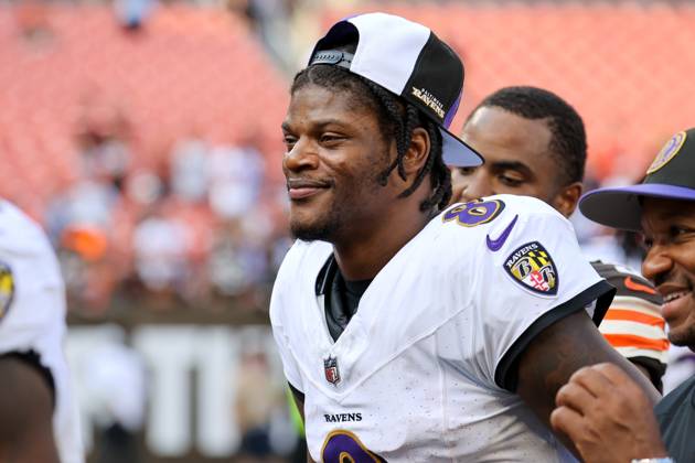 CLEVELAND, OH - OCTOBER 01: Baltimore Ravens quarterback Lamar Jackson (8) leaves the field following the National Football League game between the Baltimore Ravens and Cleveland Browns on October 1, 2023, at Cleveland Browns Stadium in Cleveland, OH. (Photo by Frank Jansky Icon Sportswire) NFL, American Football Herren, USA OCT 01 Ravens at Browns EDITORIAL USE ONLY Icon231001025