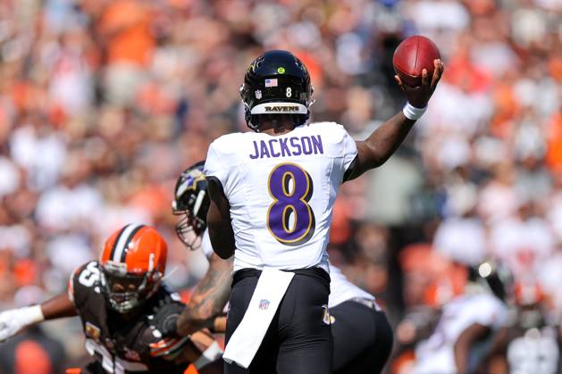 CLEVELAND, OH - OCTOBER 01: Baltimore Ravens quarterback Lamar Jackson (8) throws a pass during the first quarter of the National Football League game between the Baltimore Ravens and Cleveland Browns on October 1, 2023, at Cleveland Browns Stadium in Cleveland, OH. (Photo by Frank Jansky Icon Sportswire) NFL, American Football Herren, USA OCT 01 Ravens at Browns EDITORIAL USE ONLY Icon231001027