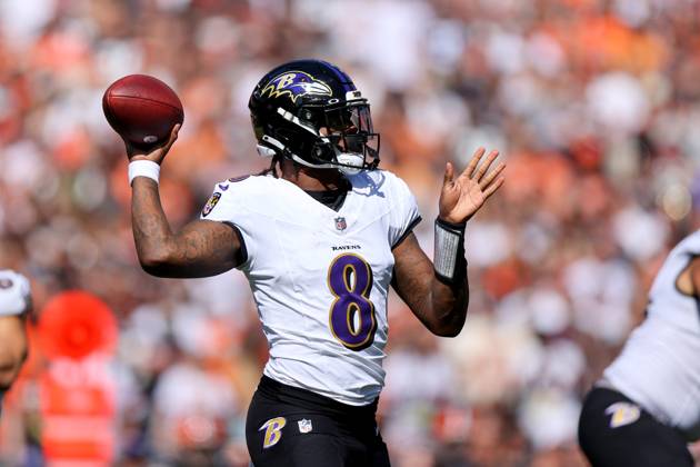 CLEVELAND, OH - OCTOBER 01: Baltimore Ravens quarterback Lamar Jackson (8) throws a pass during the first quarter of the National Football League game between the Baltimore Ravens and Cleveland Browns on October 1, 2023, at Cleveland Browns Stadium in Cleveland, OH. (Photo by Frank Jansky Icon Sportswire) NFL, American Football Herren, USA OCT 01 Ravens at Browns EDITORIAL USE ONLY Icon231001028
