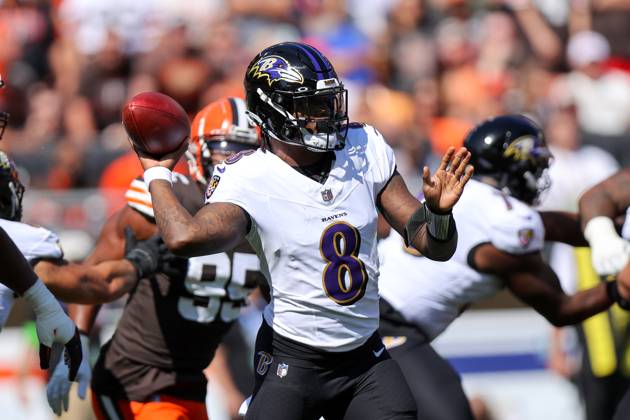 CLEVELAND, OH - OCTOBER 01: Baltimore Ravens quarterback Lamar Jackson (8) throws a pass during the first quarter of the National Football League game between the Baltimore Ravens and Cleveland Browns on October 1, 2023, at Cleveland Browns Stadium in Cleveland, OH. (Photo by Frank Jansky Icon Sportswire) NFL, American Football Herren, USA OCT 01 Ravens at Browns EDITORIAL USE ONLY Icon231001031