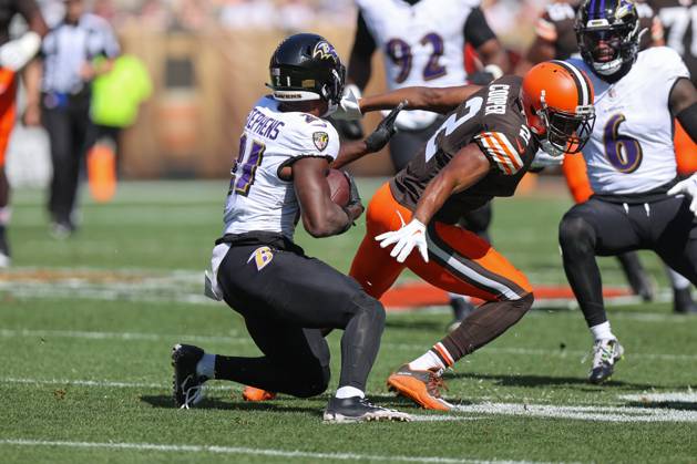 CLEVELAND, OH - OCTOBER 01: Baltimore Ravens cornerback Brandon Stephens (21) gets to his feet after making an interception during the first quarter of the National Football League game between the Baltimore Ravens and Cleveland Browns on October 1, 2023, at Cleveland Browns Stadium in Cleveland, OH. (Photo by Frank Jansky Icon Sportswire) NFL, American Football Herren, USA OCT 01 Ravens at Browns EDITORIAL USE ONLY Icon231001033