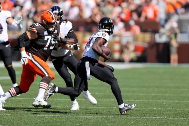 CLEVELAND, OH - OCTOBER 01: Baltimore Ravens cornerback Brandon Stephens (21) returns an interception 52-yards during the first quarter of the National Football League game between the Baltimore Ravens and Cleveland Browns on October 1, 2023, at Cleveland Browns Stadium in Cleveland, OH. (Photo by Frank Jansky Icon Sportswire) NFL, American Football Herren, USA OCT 01 Ravens at Browns EDITORIAL USE ONLY Icon231001034