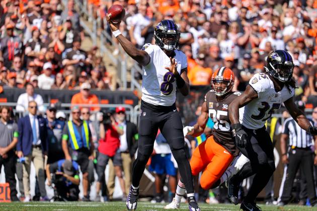 CLEVELAND, OH - OCTOBER 01: Baltimore Ravens quarterback Lamar Jackson (8) throws a pass during the first quarter of the National Football League game between the Baltimore Ravens and Cleveland Browns on October 1, 2023, at Cleveland Browns Stadium in Cleveland, OH. (Photo by Frank Jansky Icon Sportswire) NFL, American Football Herren, USA OCT 01 Ravens at Browns EDITORIAL USE ONLY Icon231001054