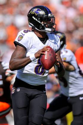 CLEVELAND, OH - OCTOBER 01: Baltimore Ravens quarterback Lamar Jackson (8) looks to pass during the first quarter of the National Football League game between the Baltimore Ravens and Cleveland Browns on October 1, 2023, at Cleveland Browns Stadium in Cleveland, OH. (Photo by Frank Jansky Icon Sportswire) NFL, American Football Herren, USA OCT 01 Ravens at Browns EDITORIAL USE ONLY Icon231001068
