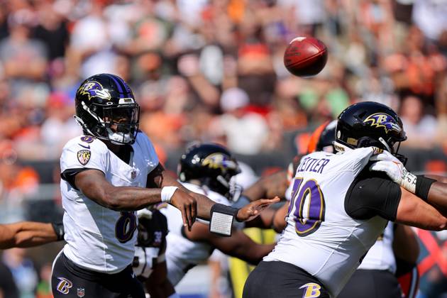CLEVELAND, OH - OCTOBER 01: Baltimore Ravens quarterback Lamar Jackson (8) throws a pass during the first quarter of the National Football League game between the Baltimore Ravens and Cleveland Browns on October 1, 2023, at Cleveland Browns Stadium in Cleveland, OH. (Photo by Frank Jansky Icon Sportswire) NFL, American Football Herren, USA OCT 01 Ravens at Browns EDITORIAL USE ONLY Icon231001070