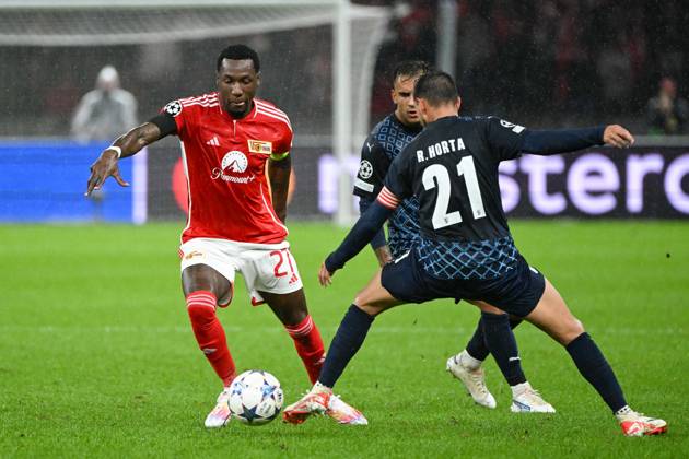 Fussball, Herren, Saison 2023 2024, UEFA Champions League (Gruppe C, 2. Spieltag), 1. FC Union Berlin - Sporting Braga, v. l. Sheraldo Becker (1. FC Union Berlin) und Ricardo Horta (Sporting Braga) im Zweikampf, battle for the ball, 03.10. 2023, Copyright: xMatthiasxKochx