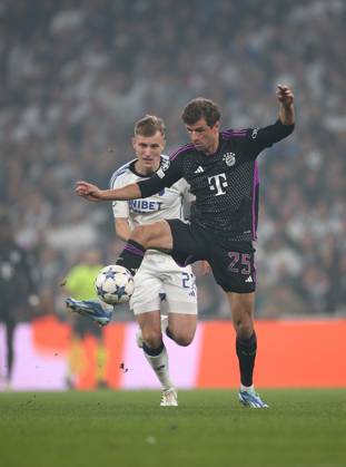 03.10.2023, Fussball UEFA Champions League 2023 2024, Gruppenphase, 2.Spieltag, FC Kopenhagen - FC Bayern München, im Parken-Stadion Kopenhagen. (L-R) Valdemar Lund (FC Kopenhagen) gegen Thomas Müller (Bayern München)